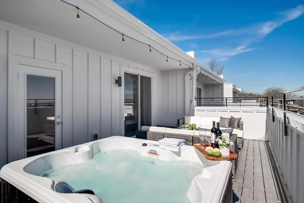 Holiday home Rooftop Views - Hot Tub - Near Honky Tonks & Bars Nashville United States